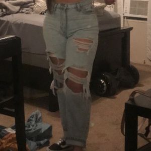 Aeropostale Mom jeans, light wash & ripped !